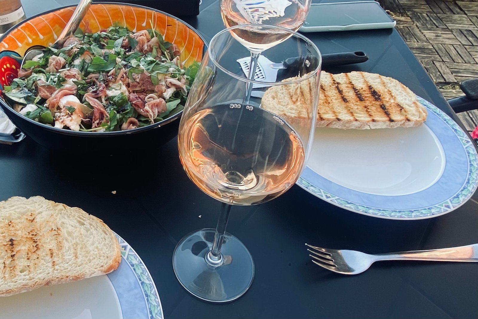 Pasta salade met parmaham en gegrilde perzik