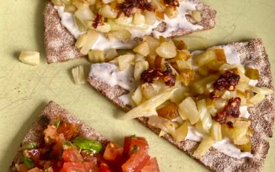 Cracker met gebakken venkel, peer en een spread van silken tofu