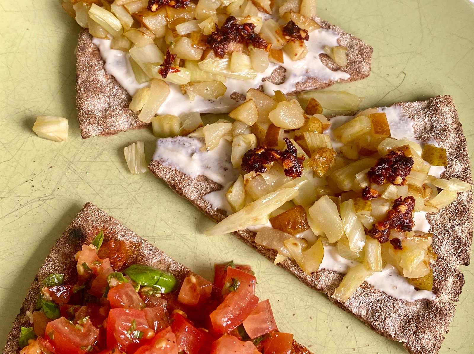 Cracker met venkel peer en silken tofu spread