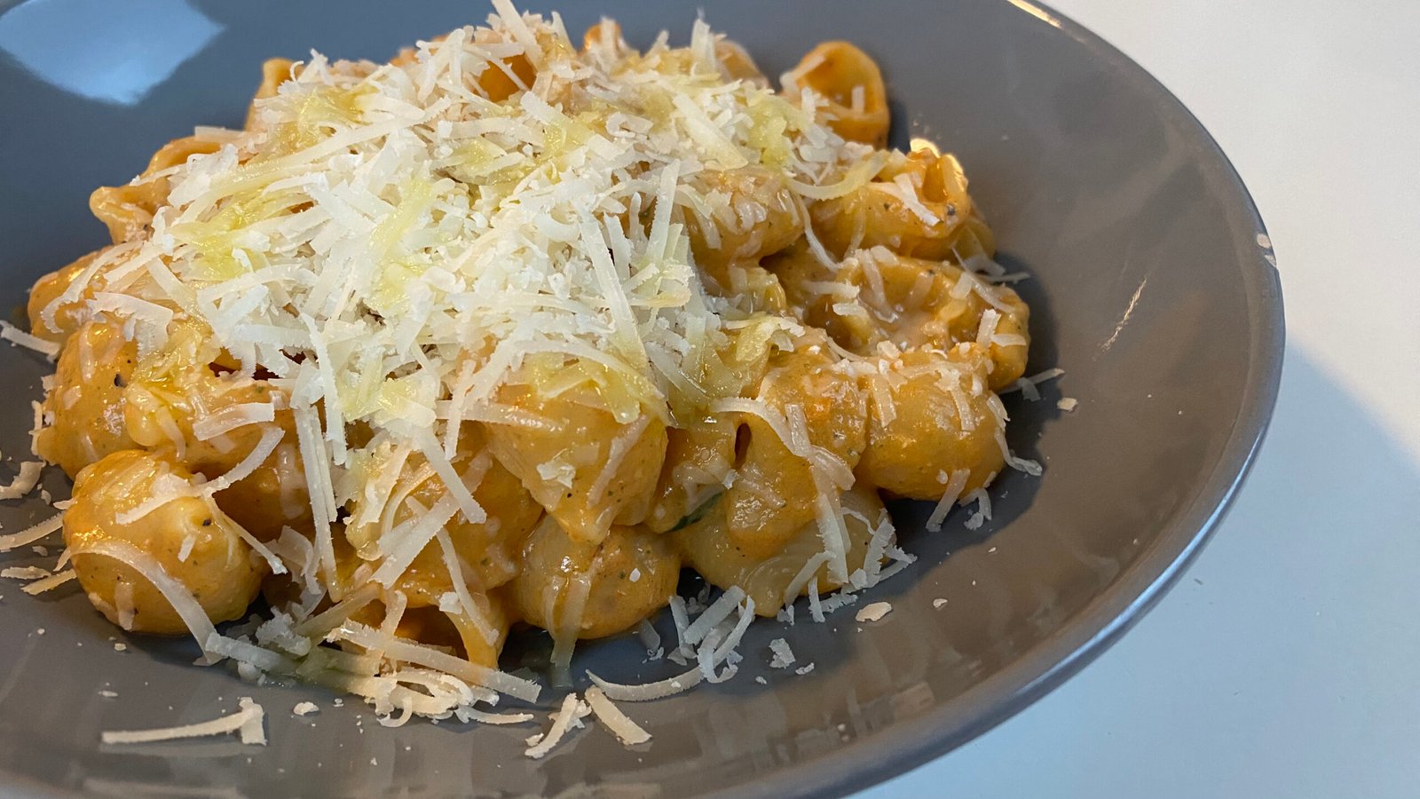 Pasta met geroosterde paprika - silken tofu crème